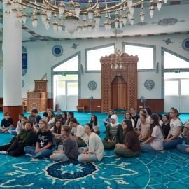 Herzlicher Empfang der achten Klassen beim Besuch der Sultan-Ahmet-Moschee