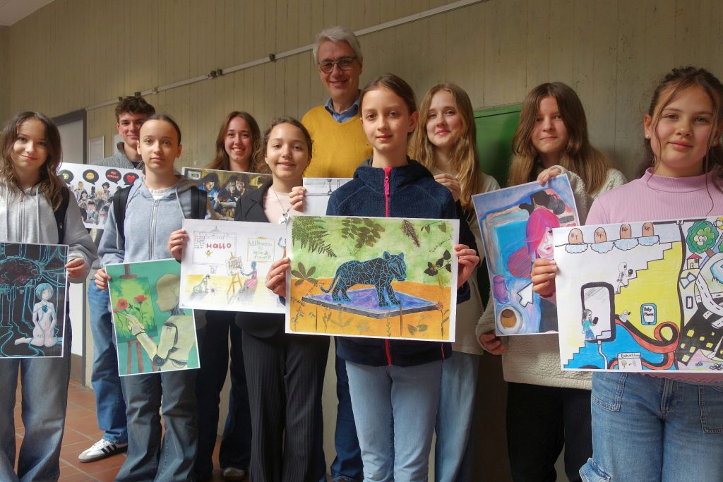 Beim 55. Internationalen Kunst-Wettbewerb „jugend creativ“ erreichten Schülerinnen und Schüler des SBG in allen drei Altersstufen mit ihren Kunstwerken die vorderen Plätze: Einen 1. Platz belegten Antonia Hoffmann (5b), Lisa Bergmaier (8b) und Charlotte Lehmann (K1); einen 2. Platz belegten Milena Kliaznyka (6c), Nina Bergmaier (8b) und Clara Wagner (10c); einen 3. Platz belegten Nell Sperth (5b), Eva Mikholskaia (7c) und Aurel Alushaj (K1).
Alle jugendlichen Künstlerinnen und Künstler, die Bilder einreichten, haben sich äußerst einfallsreich mit dem anspruchsvollen Thema „Echt Digital“ auseinandergesetzt