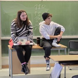 „Die Eisbärin“ am Schönborn-Gymnasium – Ein Klassenzimmerstück hält der digitalen Realität den Spiegel vor „Die Eisbärin“ am Schönborn-Gymnasium – Ein Klassenzimmerstück hält der digitalen Realität den Spiegel vor