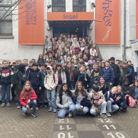 Mit Mut gegen Magie: Fünftklässler erleben einen zauberhaften Theaterbesuch