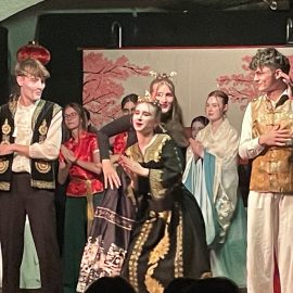 „Turandot“ – eine gelungene eigene Fassung der Theater-AG am SBG „Turandot“ – eine gelungene eigene Fassung der Theater-AG am SBG