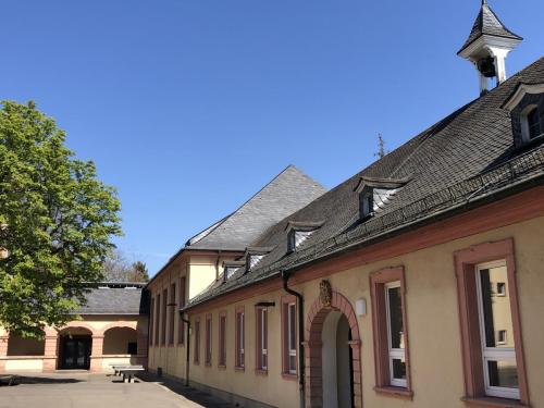 Sporthalle und Klassenzimmer